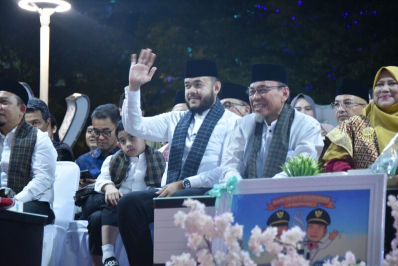 Wali Kota Padang Fadly Amran dan Wakil Wali Kota Maigus Nasir menyaksikan Pawai Telong-Telong yang melintas di depan Gedung Bagindo Aziz Chan Youth Center, Rabu malam (6/8/2025). 