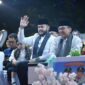 Wali Kota Padang Fadly Amran dan Wakil Wali Kota Maigus Nasir menyaksikan Pawai Telong-Telong yang melintas di depan Gedung Bagindo Aziz Chan Youth Center, Rabu malam (6/8/2025). 
