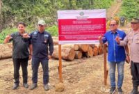 Anggota DPRD Pessel, Novermal bersama Kepala Balai Gakkum KLHK Wilayah Sumatera, Hari Novianto, dan pihak terkait saat penyegelan lokasi. (Foto: Dok Novermal)