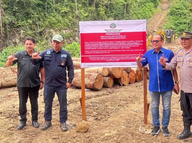Anggota DPRD Pessel, Novermal bersama Kepala Balai Gakkum KLHK Wilayah Sumatera, Hari Novianto, dan pihak terkait saat penyegelan lokasi. (Foto: Dok Novermal)