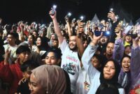 Wali Kota Padang Fadly Amran ikut berbaur bersama penonton menyanyikan lagu Armada Band pada Minggu (10/8/2025). (Foto: Prokopim Padang)