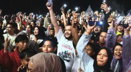 Wali Kota Padang Fadly Amran ikut berbaur bersama penonton menyanyikan lagu Armada Band pada Minggu (10/8/2025). (Foto: Prokopim Padang)