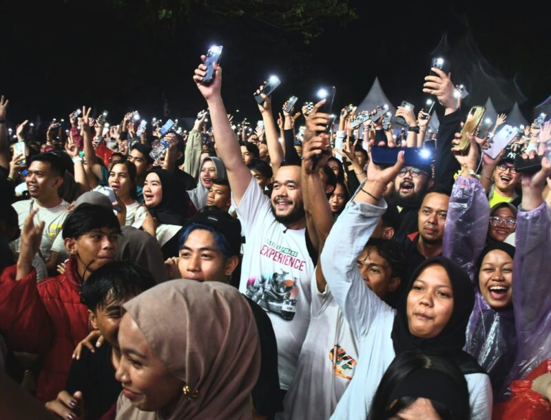 Wali Kota Padang Fadly Amran ikut berbaur bersama penonton menyanyikan lagu Armada Band pada Minggu (10/8/2025). (Foto: Prokopim Padang)
