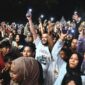 Wali Kota Padang Fadly Amran ikut berbaur bersama penonton menyanyikan lagu Armada Band pada Minggu (10/8/2025). (Foto: Prokopim Padang)