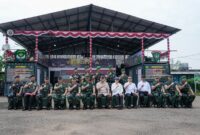 Menkes Budi Gunadi Sadikin foto bersama Menteri Pertahanan Sjafrie Sjamsoeddin dalam kunjungan ke Marshall Area Yonif TP 843 Patriot Yudha Vikasa, Cibitung, Kabupaten Bekasi, Rabu (20/8). (Foto: Kemenkes)