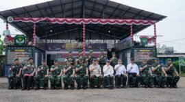 Menkes Budi Gunadi Sadikin foto bersama Menteri Pertahanan Sjafrie Sjamsoeddin dalam kunjungan ke Marshall Area Yonif TP 843 Patriot Yudha Vikasa, Cibitung, Kabupaten Bekasi, Rabu (20/8). (Foto: Kemenkes)