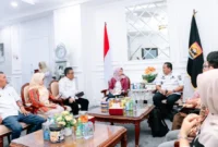 Wali Kota Pariaman Yota Balad menyambut Kepala Pusarpedal Kementerian LHK di ruang kerjanya, Rabu (27/8/2025). (Foto: Kominfo Pariaman)