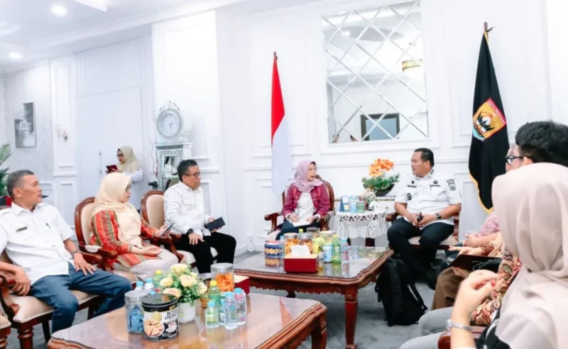 Wali Kota Pariaman Yota Balad menyambut Kepala Pusarpedal Kementerian LHK di ruang kerjanya, Rabu (27/8/2025). (Foto: Kominfo Pariaman)