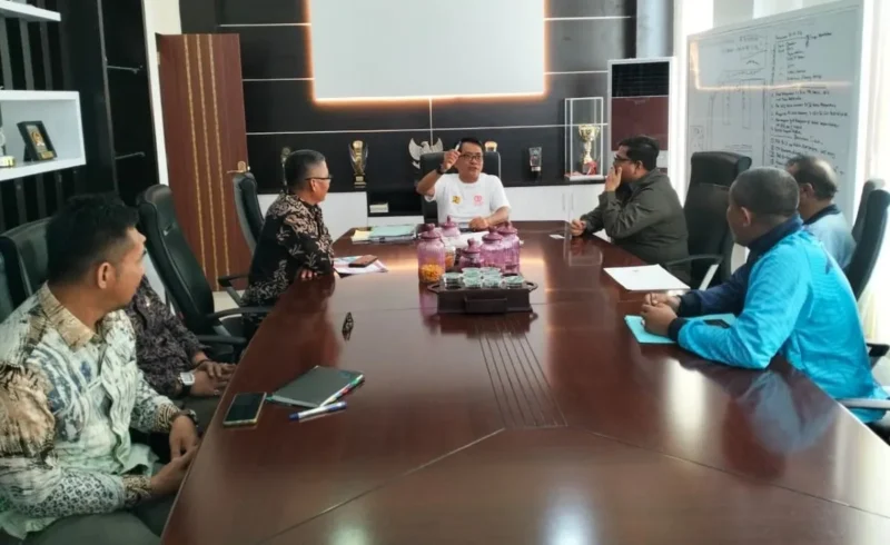 Bupati Padang Pariaman, John Kenedy Azis, menerima kunjungan Kepala BPTD Kelas II Sumbar, Deddy Gusman, di ruang rapat kantor bupati, Kamis (14/8/2025). (Foto: Kominfo Padang Pariaman)