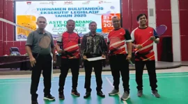 Duet Erianto–Buya Iskandar melaju ke final Turnamen Badminton Eksekutif–Legislatif HJK Padang 356 usai menang meyakinkan di semifinal. (Foto: Diskominfo Padang)