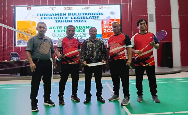 Duet Erianto–Buya Iskandar melaju ke final Turnamen Badminton Eksekutif–Legislatif HJK Padang 356 usai menang meyakinkan di semifinal. (Foto: Diskominfo Padang)