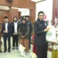 Anggota Komisi IV DPR RI, Cindy Monica Salsabila menyerahkan secara simbolis bantuan beras kepada warga di Aula Balai Kota Bukittinggi, Selasa (19/8/2025). (Foto: Pemko Bukittinggi)