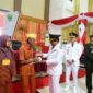 Bupati Padang Pariaman Dr. H. John Kenedy Azis menyerahkan tali asih kepada veteran yang tergabung dalam LVRI Padang Pariaman, Minggu (17/8/2025). (Foto: Kominfo Padang Pariaman) 