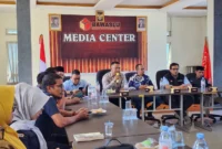 Ketua Bawaslu Pessel, Afriki Musmaidi bersama Kordiv Penanganan Pelanggaran, Data dan Informasi Bawaslu Sumbar, Vifner saat menyampaikan sambutan di hadapan peserta Rakor. (Foto: Dok Humas Bawaslu)