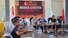 Ketua Bawaslu Pessel, Afriki Musmaidi bersama Kordiv Penanganan Pelanggaran, Data dan Informasi Bawaslu Sumbar, Vifner saat menyampaikan sambutan di hadapan peserta Rakor. (Foto: Dok Humas Bawaslu)