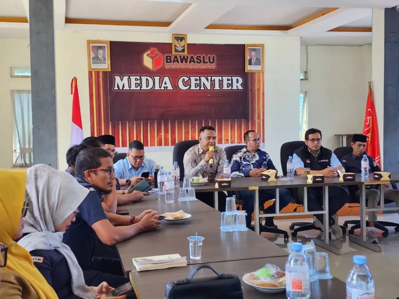 Ketua Bawaslu Pessel, Afriki Musmaidi bersama Kordiv Penanganan Pelanggaran, Data dan Informasi Bawaslu Sumbar, Vifner saat menyampaikan sambutan di hadapan peserta Rakor. (Foto: Dok Humas Bawaslu)