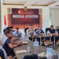 Ketua Bawaslu Pessel, Afriki Musmaidi bersama Kordiv Penanganan Pelanggaran, Data dan Informasi Bawaslu Sumbar, Vifner saat menyampaikan sambutan di hadapan peserta Rakor. (Foto: Dok Humas Bawaslu)