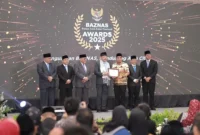 Wali Kota Solok, Dr. Ramadhani Kirana Putra, meraih penghargaan Baznas Awards 2025 di Hotel Mercure Ancol, Jakarta, Kamis (27/8/2025). (Foto: IP Kota Solok)