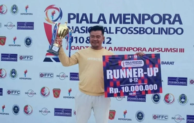 Pelatih Padang Peduli FC Adri Anto dinobatkan sebagai Best Coach Nasional Piala Menpora 2025. (Foto: Diskominfo Padang)