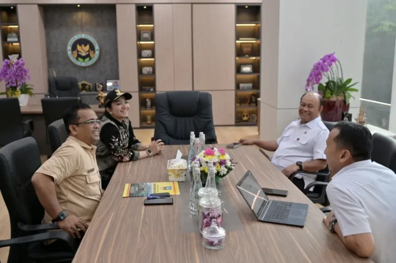 Bupati Dharmasraya, Annisa Suci Ramadhani melaporkan perkembangan pembangunan dapur MBG kepada BGN di Jakarta, Selasa (26/8/2025). (Foto: Pemkab Dharmasraya)