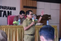 Bupati John Kenedy Azis saat pertemuan dengan ratusan calon P3K kategori R3 dan R4 tenaga kesehatan se-Kabupaten Padang Pariaman di Aula Dinas Kesehatan, Parit Malintang, Senin (25/8/2025). (Foto: Kominfo Padang Pariaman)