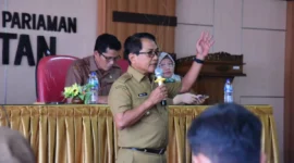 Bupati John Kenedy Azis saat pertemuan dengan ratusan calon P3K kategori R3 dan R4 tenaga kesehatan se-Kabupaten Padang Pariaman di Aula Dinas Kesehatan, Parit Malintang, Senin (25/8/2025). (Foto: Kominfo Padang Pariaman)