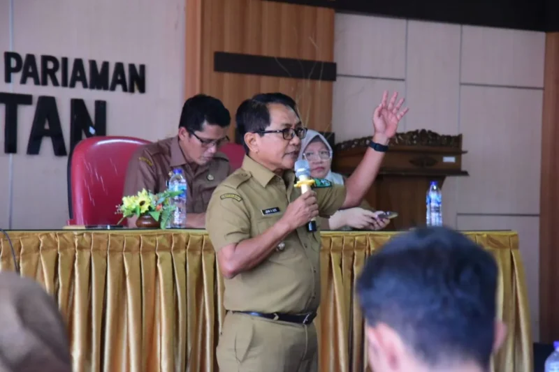 Bupati John Kenedy Azis saat pertemuan dengan ratusan calon P3K kategori R3 dan R4 tenaga kesehatan se-Kabupaten Padang Pariaman di Aula Dinas Kesehatan, Parit Malintang, Senin (25/8/2025). (Foto: Kominfo Padang Pariaman)
