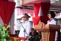 Bupati Padang Pariaman, Dr. H. John Kenedy Azis memimpin upacara peringatan HUT ke-80 RI di Halaman Kantor Bupati, Minggu (17/8/2025). (Foto: Kominfo Padang Pariaman)