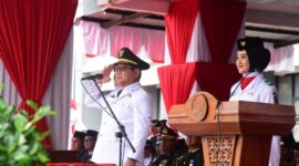 Bupati Padang Pariaman, Dr. H. John Kenedy Azis memimpin upacara peringatan HUT ke-80 RI di Halaman Kantor Bupati, Minggu (17/8/2025). (Foto: Kominfo Padang Pariaman)