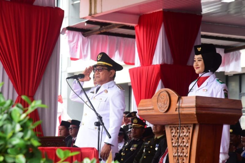 Bupati Padang Pariaman, Dr. H. John Kenedy Azis memimpin upacara peringatan HUT ke-80 RI di Halaman Kantor Bupati, Minggu (17/8/2025). (Foto: Kominfo Padang Pariaman)
