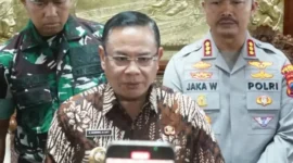Bupati Pati, Sudewo saat memberikan keterangan terkait pembatalan kebijakan kenaikan PBB-P2. (Foto: IG @humaspati)