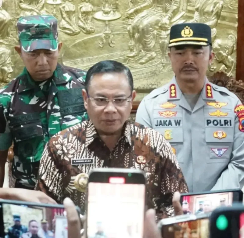Bupati Pati, Sudewo saat memberikan keterangan terkait pembatalan kebijakan kenaikan PBB-P2. (Foto: IG @humaspati)