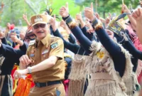 Bupati Pessel, Hendrajoni dengan sukacita berbaur dengan peserta pawai saat pelepasan. (Foto: Dok HJ)