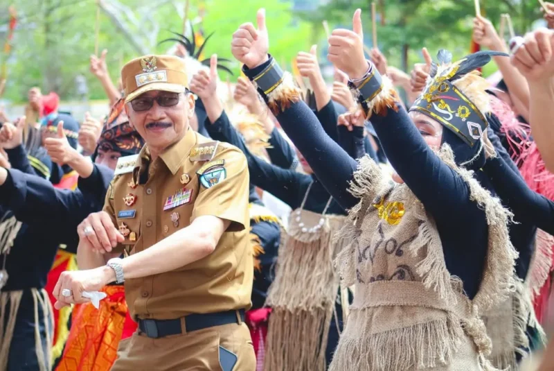 Bupati Pessel, Hendrajoni dengan sukacita berbaur dengan peserta pawai saat pelepasan. (Foto: Dok HJ)