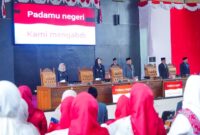 Bupati Dharmasraya Annisa Suci Ramadhani dan Wabup  Leli Arni menghadiri Sidang Paripurna Istimewa DPRD Dharmasraya untuk menyaksikan Pidato Kenegaraan Presiden RI dalam rangka menyambut HUT ke-80 RI, Jumat (15/8/2025). (Foto: Pemkab Dharmasraya)