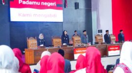 Bupati Dharmasraya Annisa Suci Ramadhani dan Wabup  Leli Arni menghadiri Sidang Paripurna Istimewa DPRD Dharmasraya untuk menyaksikan Pidato Kenegaraan Presiden RI dalam rangka menyambut HUT ke-80 RI, Jumat (15/8/2025). (Foto: Pemkab Dharmasraya)