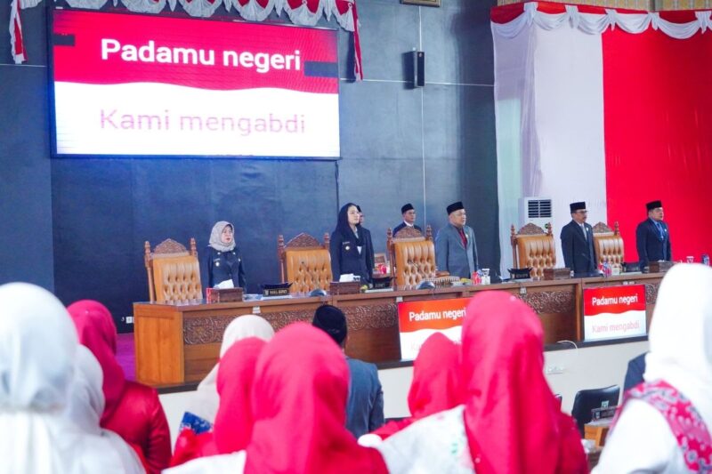 Bupati Dharmasraya Annisa Suci Ramadhani dan Wabup  Leli Arni menghadiri Sidang Paripurna Istimewa DPRD Dharmasraya untuk menyaksikan Pidato Kenegaraan Presiden RI dalam rangka menyambut HUT ke-80 RI, Jumat (15/8/2025). (Foto: Pemkab Dharmasraya)