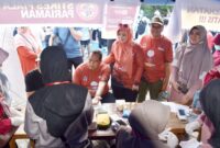 Wali Kota Pariaman Yota Balad melakukan cek Kesehatan di stan STIKES Piala Sakti Pariaman, Minggu (24/8/2025). (Foto: Kominfo Pariaman)