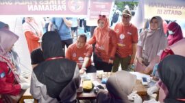 Wali Kota Pariaman Yota Balad melakukan cek Kesehatan di stan STIKES Piala Sakti Pariaman, Minggu (24/8/2025). (Foto: Kominfo Pariaman)