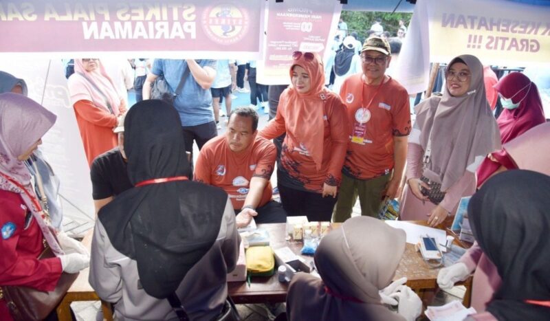 Wali Kota Pariaman Yota Balad melakukan cek Kesehatan di stan STIKES Piala Sakti Pariaman, Minggu (24/8/2025). (Foto: Kominfo Pariaman)