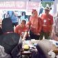Wali Kota Pariaman Yota Balad melakukan cek Kesehatan di stan STIKES Piala Sakti Pariaman, Minggu (24/8/2025). (Foto: Kominfo Pariaman)