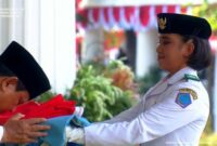 Presiden Prabowo Subianto mencium bendera Merah Putih sebelum dikibarkan pada Upacara Detik-Detik Proklamasi di Istana Merdeka, Minggu (17/8/2025) (Foto: Sekretariat Presiden)