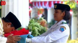 Presiden Prabowo Subianto mencium bendera Merah Putih sebelum dikibarkan pada Upacara Detik-Detik Proklamasi di Istana Merdeka, Minggu (17/8/2025) (Foto: Sekretariat Presiden)