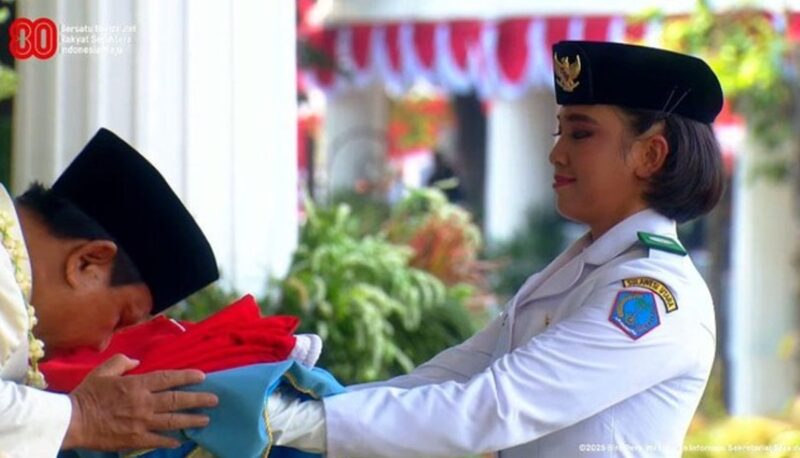 Presiden Prabowo Subianto mencium bendera Merah Putih sebelum dikibarkan pada Upacara Detik-Detik Proklamasi di Istana Merdeka, Minggu (17/8/2025) (Foto: Sekretariat Presiden)