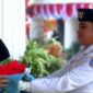 Presiden Prabowo Subianto mencium bendera Merah Putih sebelum dikibarkan pada Upacara Detik-Detik Proklamasi di Istana Merdeka, Minggu (17/8/2025) (Foto: Sekretariat Presiden)