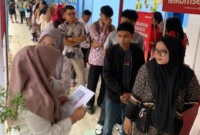 Antrean panjang peserta di kantor Disbuparpora untuk pengambilan nomor dada dan kaos gratis, Jumat (15/8/2025). (Foto: Pemkab Dharmasraya)