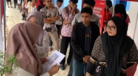 Antrean panjang peserta di kantor Disbuparpora untuk pengambilan nomor dada dan kaos gratis, Jumat (15/8/2025). (Foto: Pemkab Dharmasraya)