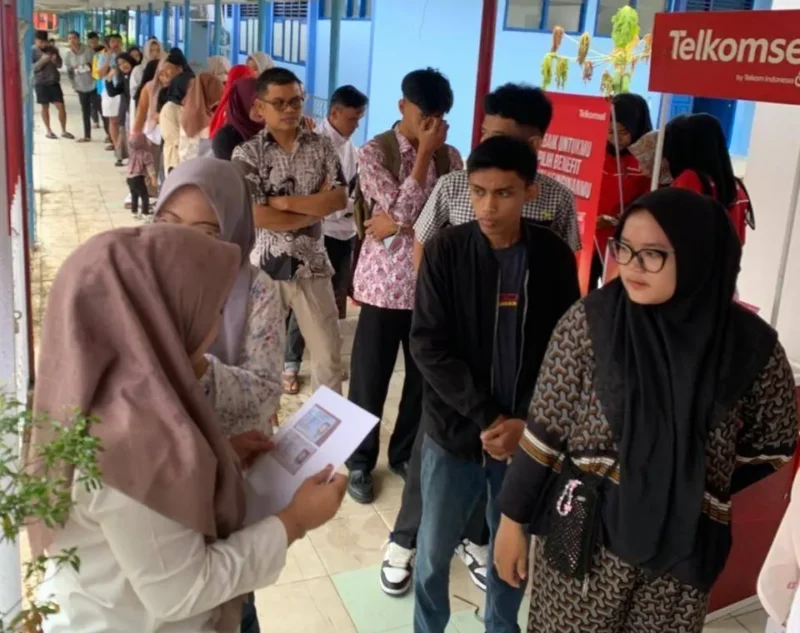 Antrean panjang peserta di kantor Disbuparpora untuk pengambilan nomor dada dan kaos gratis, Jumat (15/8/2025). (Foto: Pemkab Dharmasraya)