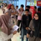 Antrean panjang peserta di kantor Disbuparpora untuk pengambilan nomor dada dan kaos gratis, Jumat (15/8/2025). (Foto: Pemkab Dharmasraya)