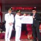 Bupati Padang Pariaman John Kenedy Azis menerima dividen tahun buku 2024 dari Kepala Bank Nagari Cabang Lubuk Alung, Afrizon, SE, Minggu (17/8/2025). (Foto: Kominfo Padang Pariaman)